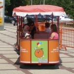 На вагончике нарисован апельсин.
